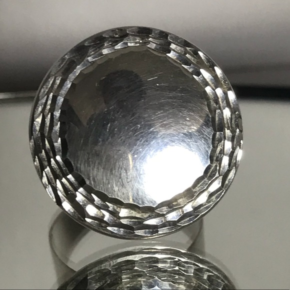 Round statement ring - Picture 2 of 3